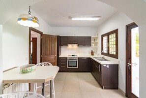 ثلاجة، موقد طهي مسطح، غسالة أطباق، ماكينة لصنع القهوة/الشاي