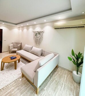 Apartamento, 1 cama King, vista para o jardim | Área de estar
