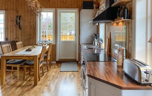 Refrigerador, parrilla de estufa, lavavajillas y cafetera y tetera