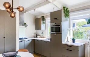 Fridge, microwave, stovetop, dishwasher