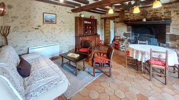 TV, caminetto, lettore DVD