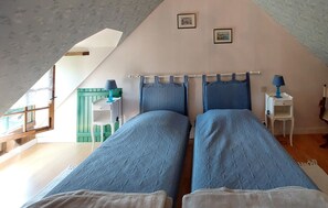 4 bedrooms, travel crib
