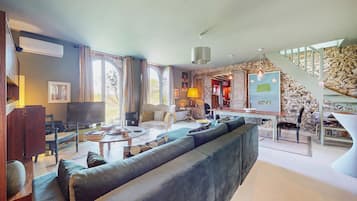 Télévision, cheminée, chaîne hi-fi