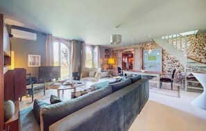 TV, fireplace, stereo