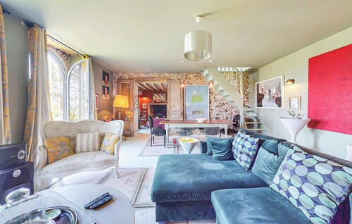 Amazing home in Villaines-la-Gonais