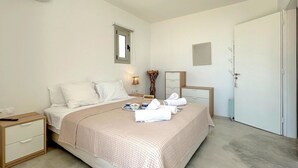 Un dormitorio con cama, mesita de noche, lámpara y armario.