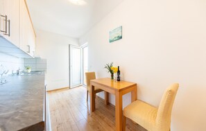 Fridge, stovetop - 1 bedroom stunning apartment in Duce (Duce)