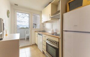 Een koelkast, een oven, een vaatwasser, een koffiezetapparaat/waterkoker