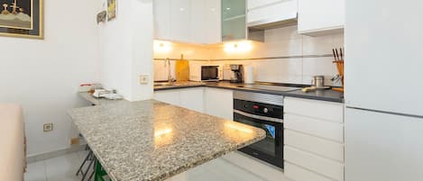 Frigorífico, horno y placa de cocina