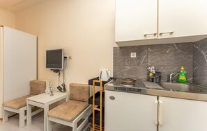 Réfrigérateur, plaque de cuisson, cafetière/bouilloire