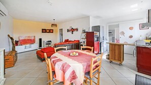A modern living space with a dining area, kitchen, and a small study area. - Comfortable, pittoresques (Combas)