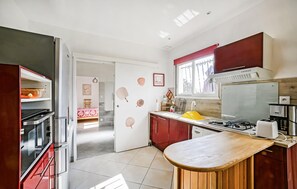 Fridge, oven, stovetop, dishwasher