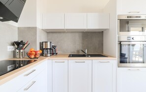 Fridge, microwave, oven, stovetop - Cozy apartment in Stella Plage with WiFi (Stella Plage)