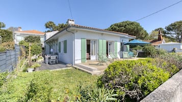 Enjoy a traditional stay in this charming house with a patio area, garden, and table and chairs.