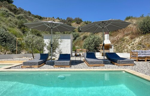 Lovely home in Xylokastro with WiFi