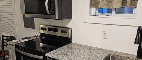 Køleskab, mikrobølgeovn, ovn, kogeplade