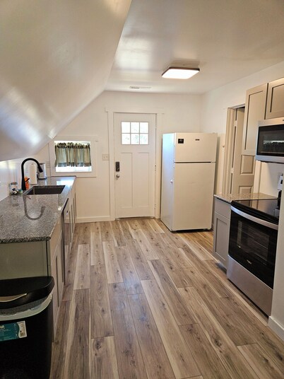 6-Bedroom Home with 2 full kitchen, strong WiFi, very close to Beach & Boardwalk