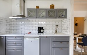 Refrigerador, parrilla de estufa, lavavajillas y cafetera y tetera 