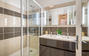 Suihku, hiustenkuivaaja