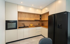 Kühlschrank, Ofen, Herdplatte, Geschirrspüler