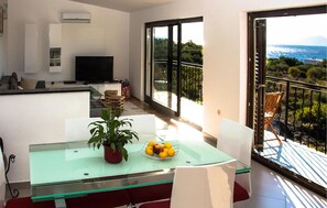 Outdoor dining - Nice apartment in Sucuraj with WiFi (Sucuraj)