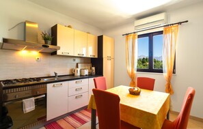 Frigorífico, horno, placa de cocina y utensilios de cocina