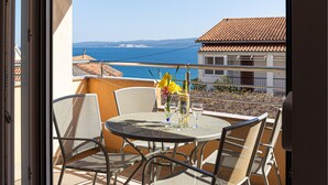 A balcony with a table set for two, overlooking a coastal view. - Amazing apartment in Duce with house sea view (Duce)