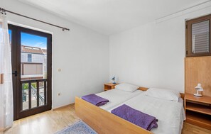 2 bedrooms, iron/ironing board, free WiFi