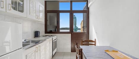 Fridge, oven, stovetop, coffee/tea maker