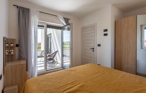 2 bedrooms, iron/ironing board, travel crib, free WiFi - Gorgeous home in Valbandon (Valbandon)