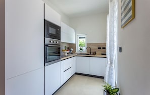 Kylskåp, ugn, spishäll och diskmaskin