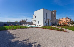 Exterior - Gorgeous home in Valbandon (Valbandon)