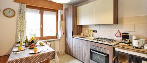 Fridge, stovetop, coffee/tea maker