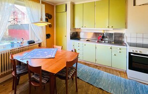 Fridge, oven, stovetop, coffee/tea maker
