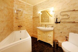Douche, sèche-cheveux, serviettes fournies, papier toilette