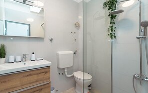 Douche, sèche-cheveux