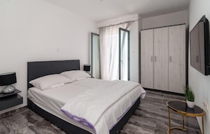 5 bedrooms, iron/ironing board, travel crib, free WiFi