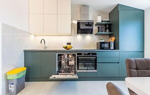 Fridge, oven, stovetop, dishwasher