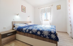 2 bedrooms, iron/ironing board, free WiFi