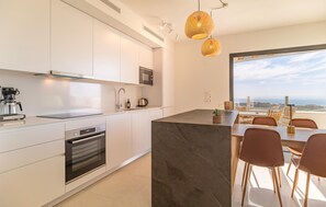 Kjøleskap, kokeplater, oppvaskmaskin og kaffetrakter/tekoker