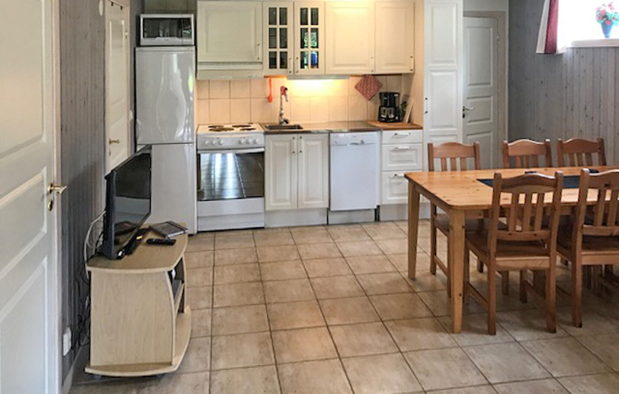 Kylskåp, spishäll, diskmaskin och kaffe- och tebryggare