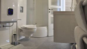A modern bathroom with a toilet, bidet, and shower. - Room-room With the City and sea View (Split)