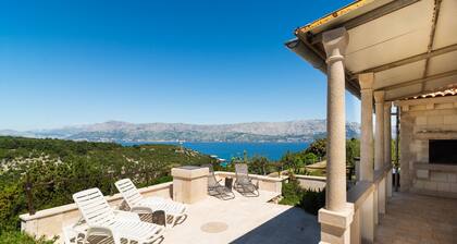 Amazing home in Pucisca with lake view