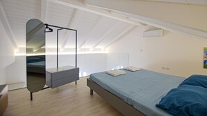 A bedroom with a bed, a dresser, a mirror, and a ceiling fan. - Amazing home in Castellabate with WiFi (Castellabate)