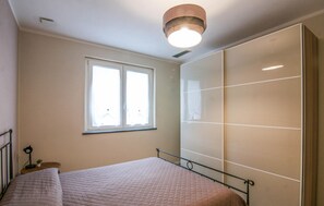 3 habitaciones, tabla de planchar con plancha y cuna de viaje 