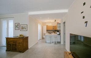 Réfrigérateur, micro-ondes, plaque de cuisson, lave-vaisselle