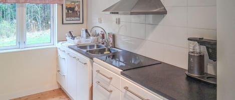 Fridge, oven, coffee/tea maker