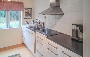 Fridge, microwave, oven, coffee/tea maker - Lovely home in Rimforsa with lake view (Rimforsa)