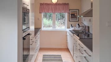 Frigorifero, forno, macchina per tĂš/caffĂš