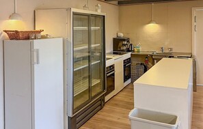 Kjøleskap, kokeplater, oppvaskmaskin og kaffetrakter/tekoker